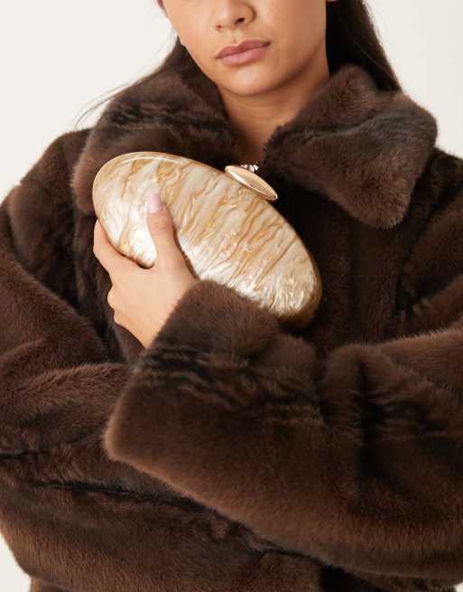 True Decadence – Guldfärgad kuvertväska med hartshandtag