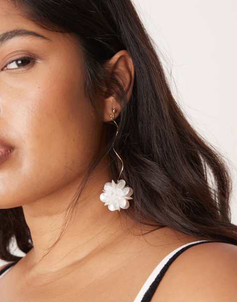 True Decadence – Guldfärgade, hängande örhängen i oversize med blommor och pärlor - view 1