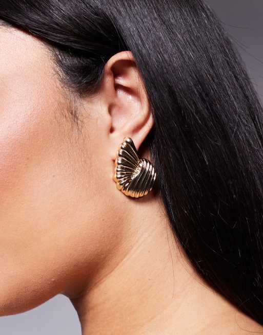 True Decadence – Guldfärgade snäckörhängen i statement-stil