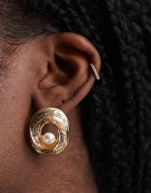 True Decadence – Guldfärgade stiftörhängen i vintagestil med utskuren detalj och pärlor