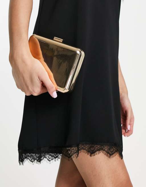 True Decadence - Guldfarvet clutch-taske i metal og med prægning 