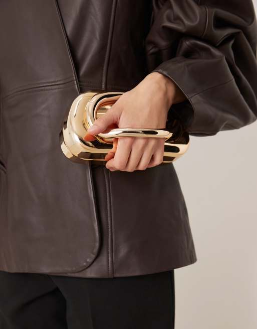 True Decadence - Guldfarvet hård clutch-taske med håndtagsdetaljer