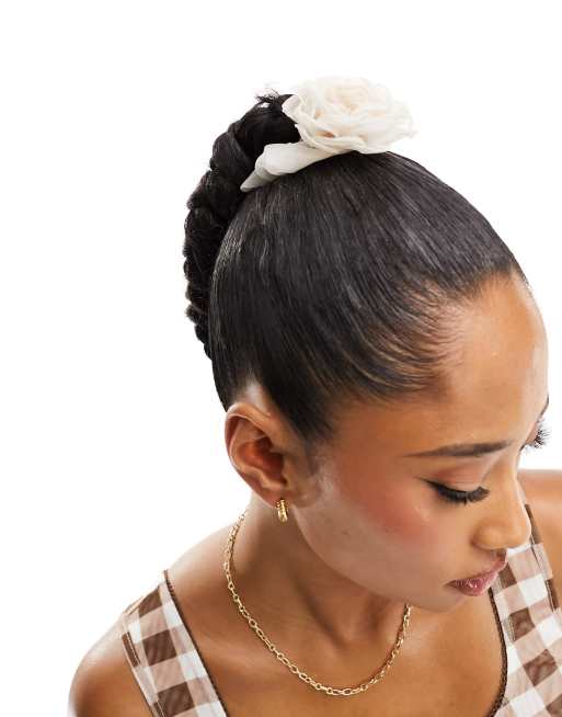 True Decadence – Haarspange mit Chiffon-Ansteckblume in Hellgrau