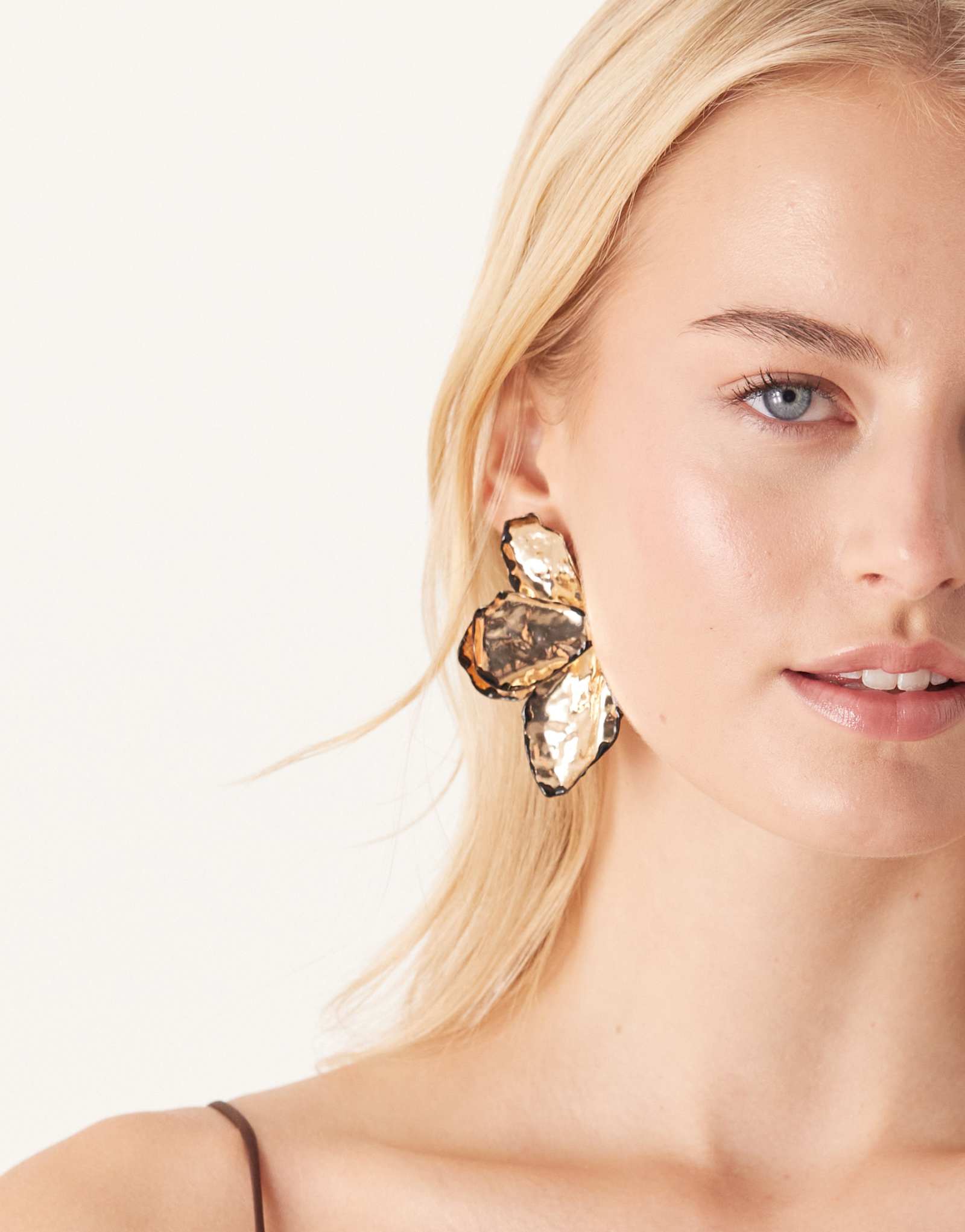 Золотые серьги-лепестки в стиле истинного декаданса с чеканным рисунком