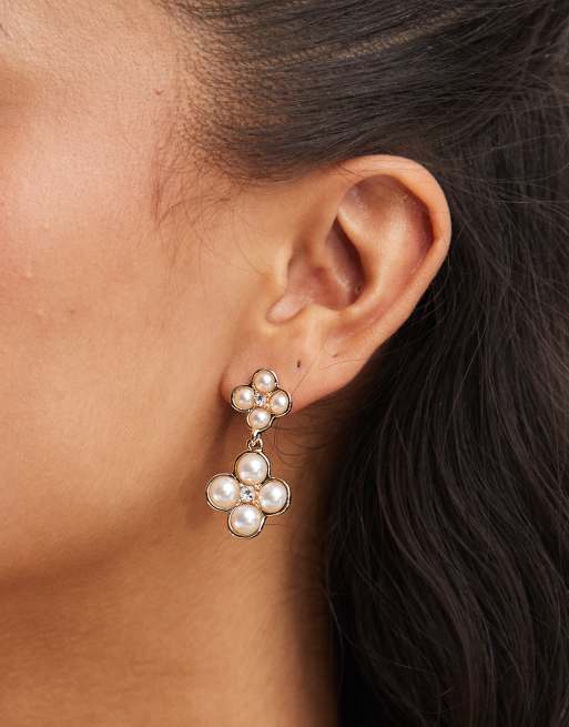 True Decadence – Hängeohrringe in Goldoptik mit perlenbesetztem Blumen-Design