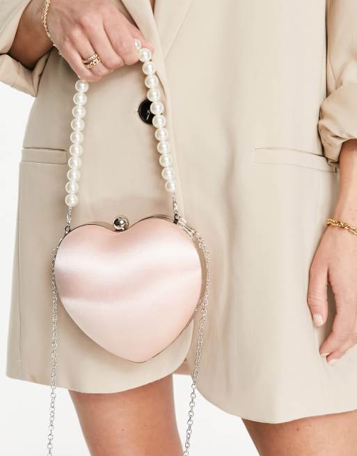 True Decadence - Hjerteformet clutch-taske i lyserød satin med perlehåndtag - Kun hos ASOS 