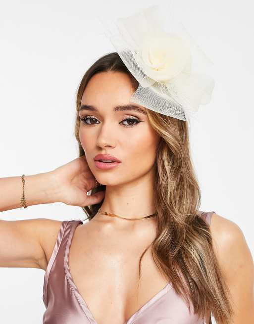 True Decadence – Krämvit, blommig håraccessoar, 2 av 4