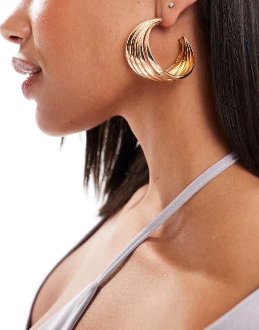 True Decadence – Kreolen in Gold mit geriffeltem Halbmond-Design