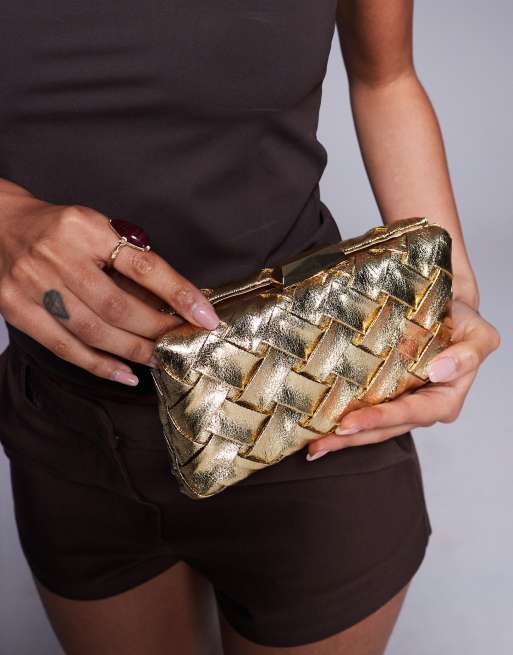 True Decadence - Metallisk guldfarvet vævet clutch-taske med struktur, 2 af 4