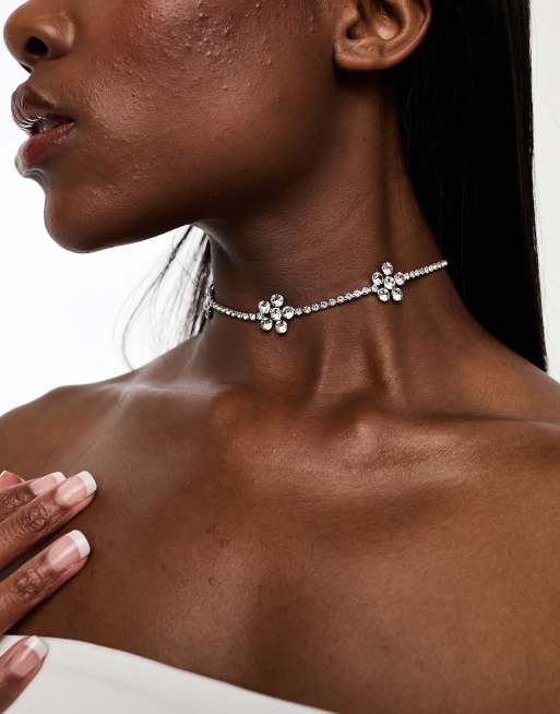 True Decadence – Naszyjnik choker w kolorze srebra ze zdobieniem w kształcie kwiatków