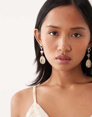 True Decadence - Ohrringe in Goldoptik mit Perlen- und Kunstharzanhänger-Goldfarben