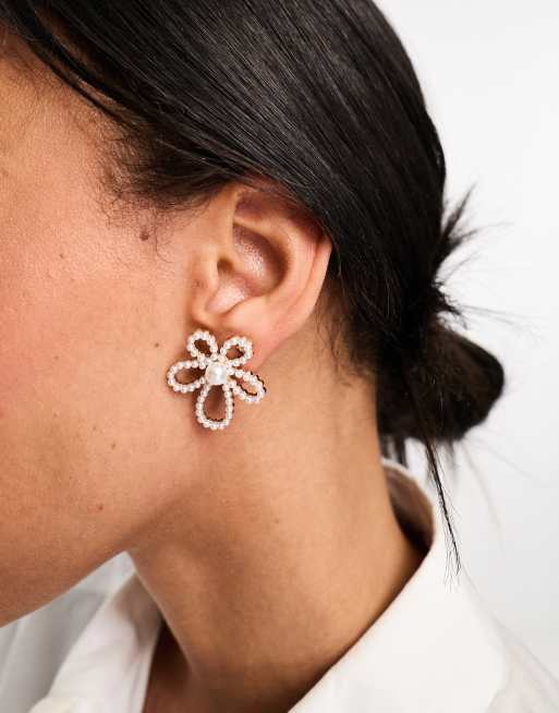 True Decadence – Ohrstecker mit perlenverziertem Blumenmotiv