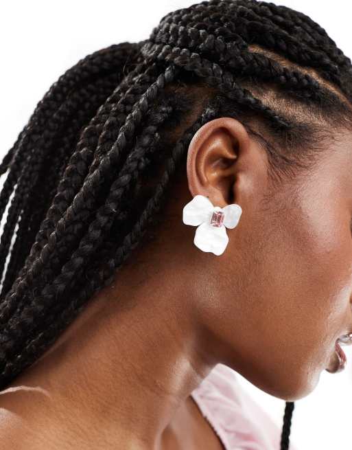 True Decadence - Oorbellen met parelmoer bloemen in wit