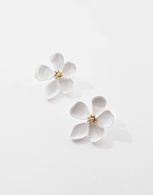 True Decadence - Orecchini a bottone bianchi con fiori perlacei, 3 di 4