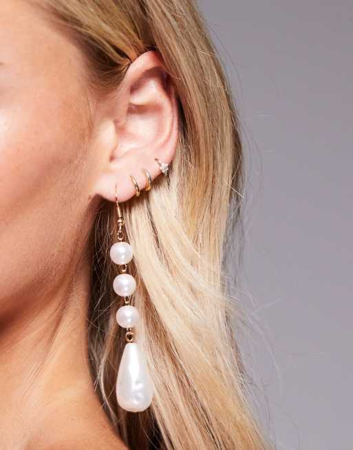 True Decadence - Orecchini pendenti color oro con perle effetto petalo, 2 di 3