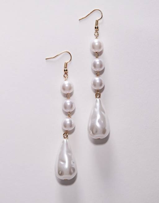 True Decadence - Orecchini pendenti color oro con perle effetto petalo, 3 di 3