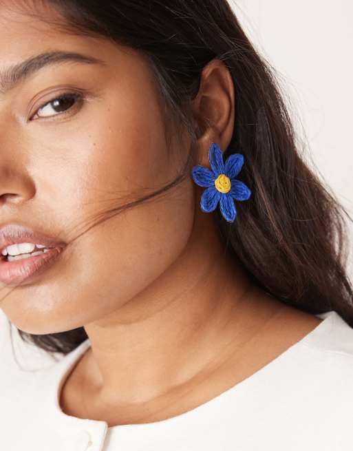 True Decadence – Oversize-Ohrringe mit Blumen-Design in Blau
