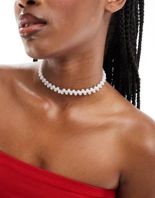 True Decadence pearl choker necklace in white