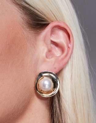 True Decadence True Decadence pearl earrings in gold