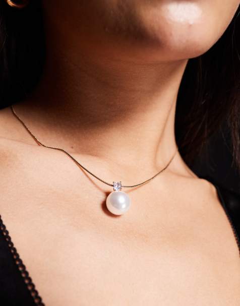 True Decadence pearl pendant necklace in gold - view 1
