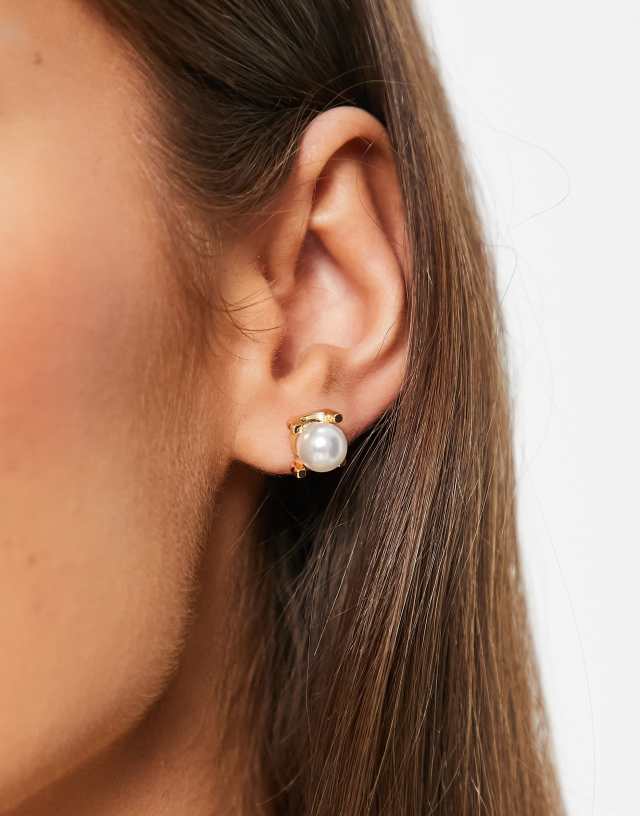 True Decadence pearl stud earrings in gold