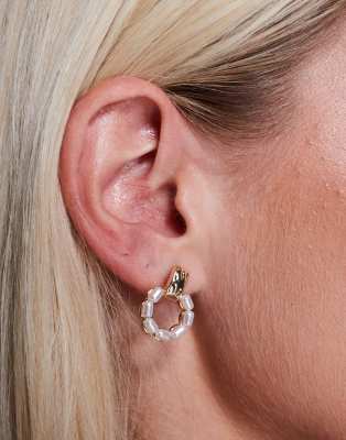 True Decadence True Decadence pearl stud earrings in gold