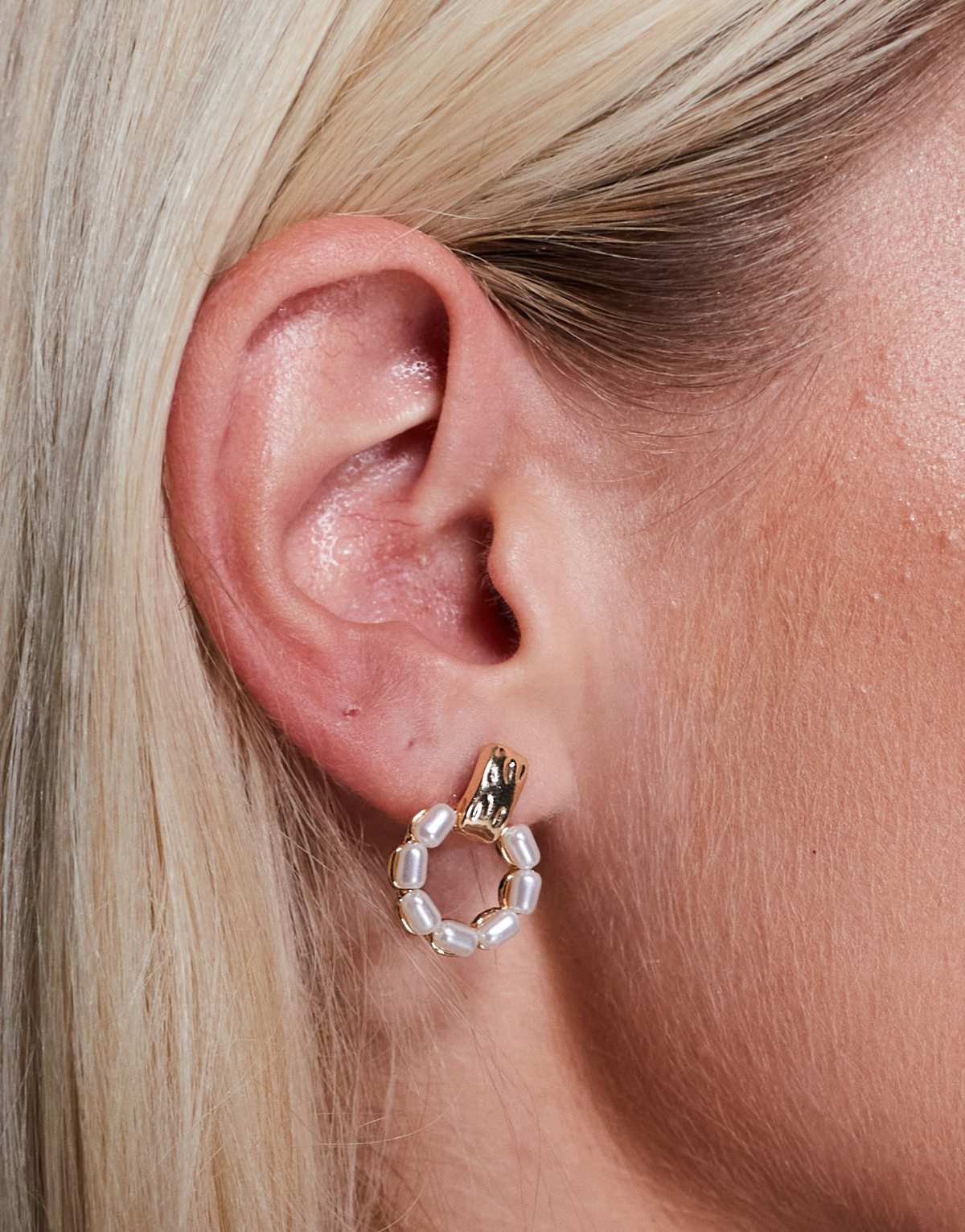 True Decadence pearl stud earrings in gold