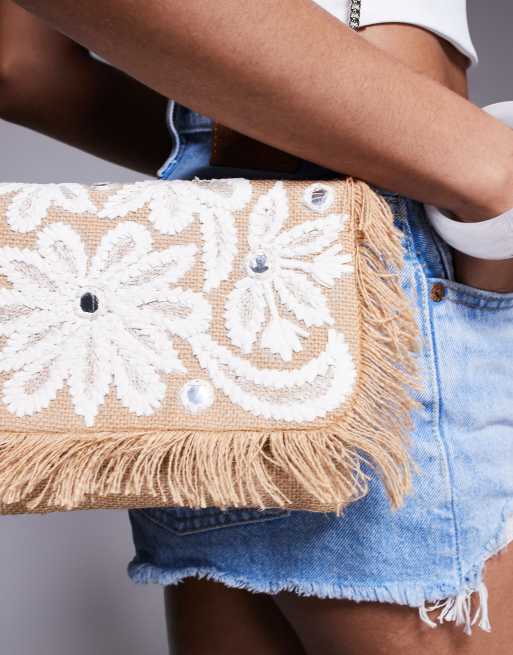 True Decadence - Pochette a buste in paglia marrone con frange e fiori bianchi, 2 di 4