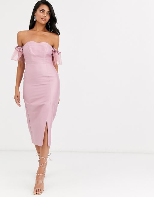 True Decadence – Rosa midiklänning i off shoulder-modell med organzaärmar
