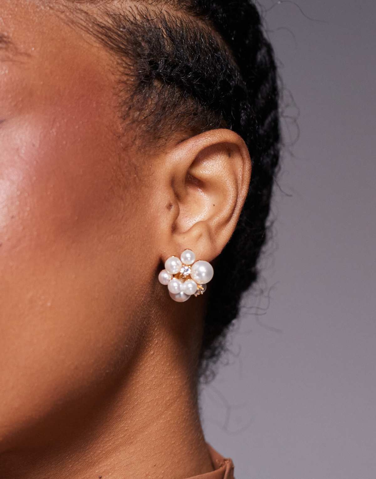 True Decadence round pearl stud earrings