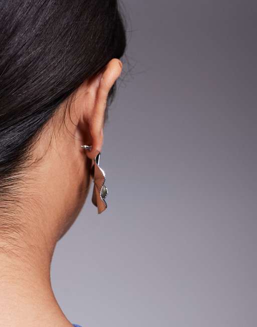 True Decadence – Runde, silberfarbene Statement-Ohrstecker mit gefalteter Optik , 3 von 3