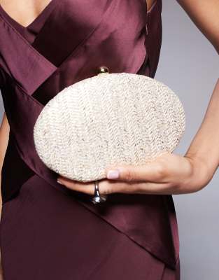 True Decadence - Runde strukturierte Clutch in Webstoff-Optik in Gold-Metallic-Goldfarben