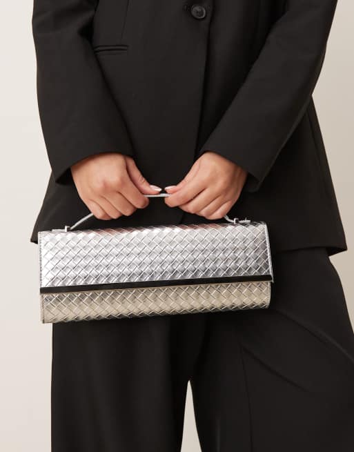 True Decadence – Silverfärgad, avlång kuvertväska med flätade detaljer , 4 av 4