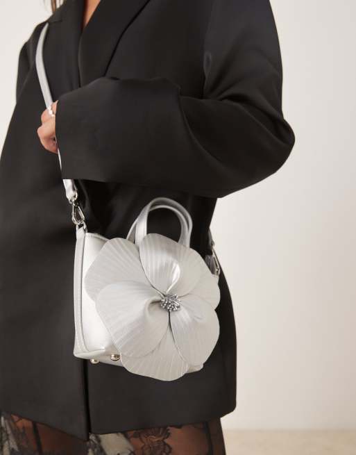 True Decadence – Silverfärgad handväska med blommig design, 4 av 4