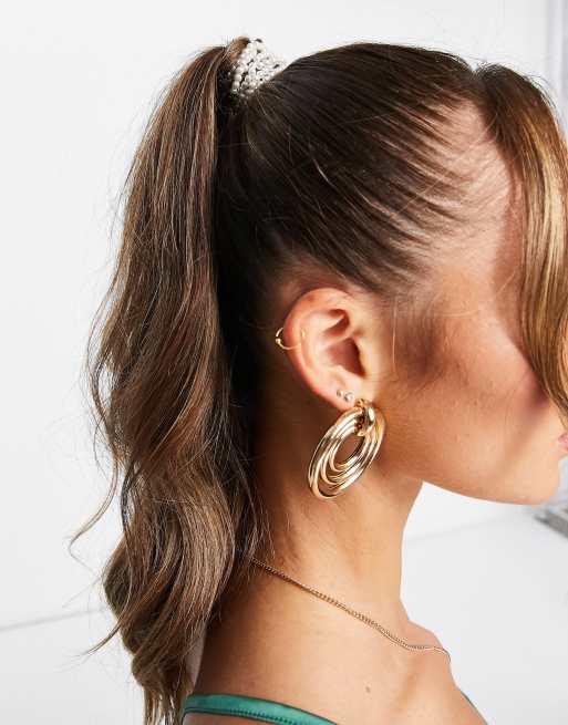 True Decadence – Silverfärgad hästsvansklämma med pärlor, endast hos ASOS