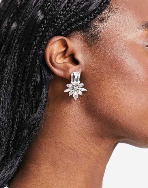 True Decadence – Silverfärgade örhängen med strass i kluster