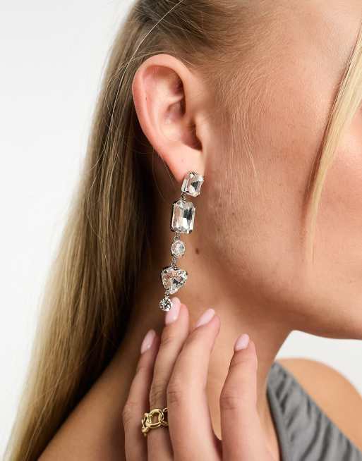 True Decadence – Silverfärgade örhängen med strass och hjärtan
