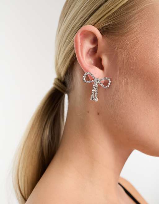 True Decadence – Silverfärgade örhängen med utsmyckade rosetter