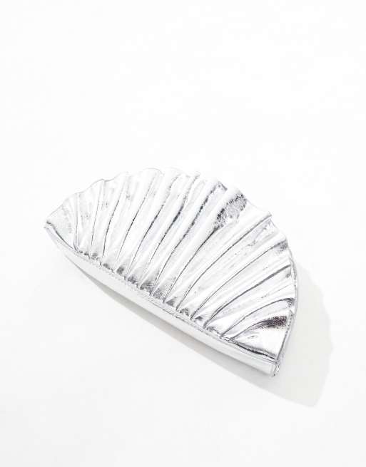 True Decadence – Silvermetallisk kuvertväska med plissering, 4 av 4