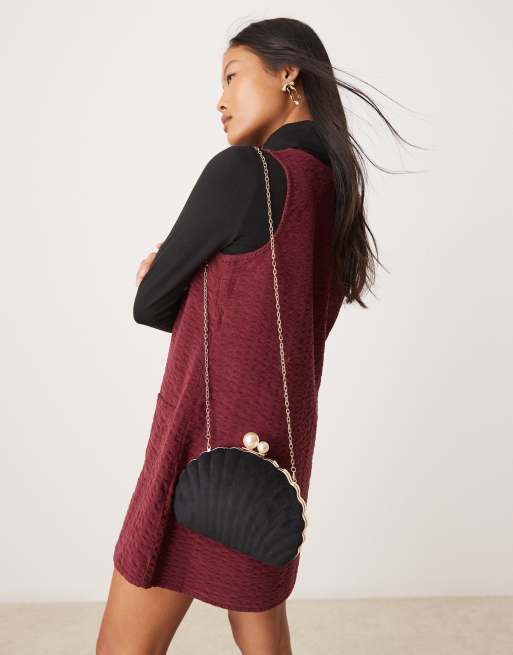 True Decadence - Sort muslingeformet clutch i velour med lukning med kunstige kulturperler