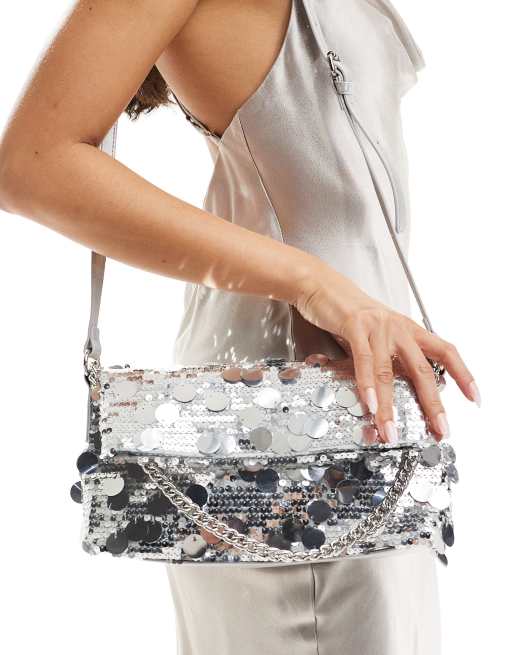 True Decadence – Srebrna cekinowa kopertówka z paskiem crossbody, 2 z 4