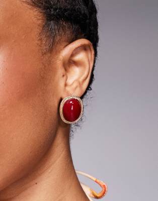 True Decadence - Statement-Ohrstecker in Gold mit rotem Stein-Detail-Goldfarben