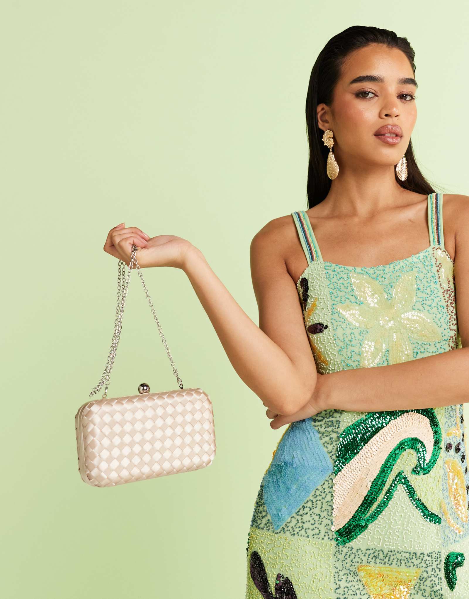 Атласный клатч из плотной ткани в стиле истинного декаданса нежно-розового цвета