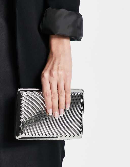True Decadence - Struktureret firkantet clutch med bølgetekstur i sølvfarvet metal