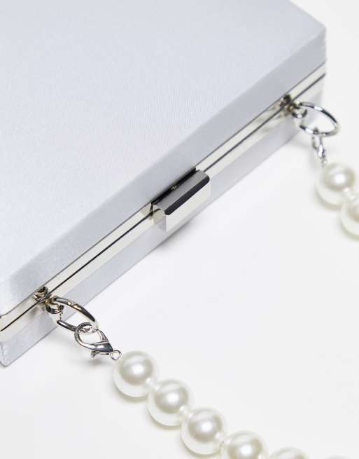 True Decadence – Strukturierte, kastenförmige Clutch aus Satin in Silber mit Perlengriff, 3 von 4