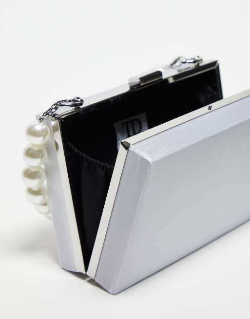 True Decadence – Strukturierte, kastenförmige Clutch aus Satin in Silber mit Perlengriff, 4 von 4