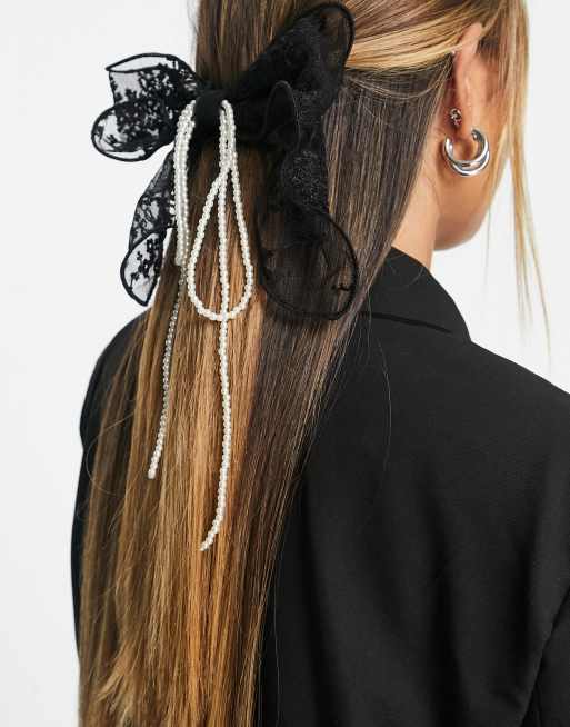 True Decadence – Svart hårklämma i oversize av mesh 