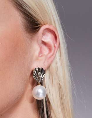 True Decadence True Decadence textured pearl drop stud earrings in gold