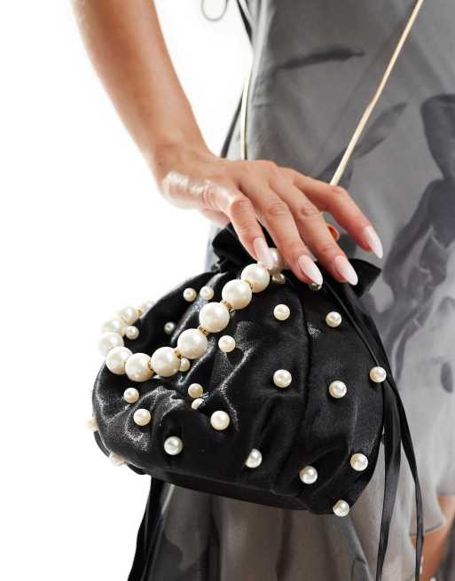 True Decadence – Verzierte Beuteltasche in Schwarz mit Perlenhenkel, 2 von 4