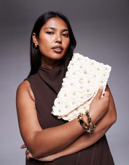 True Decadence – Zdobiona kwiatami 3D kopertówka z paskiem crossbody w kolorze złamanej bieli